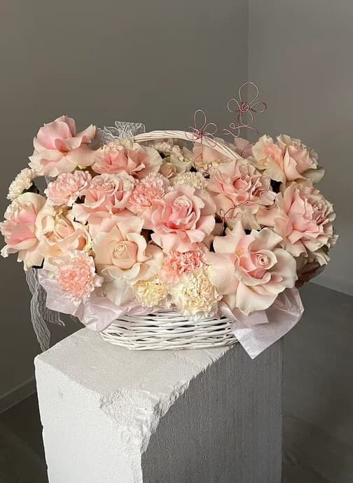 Корзина из французской розы и диантусов